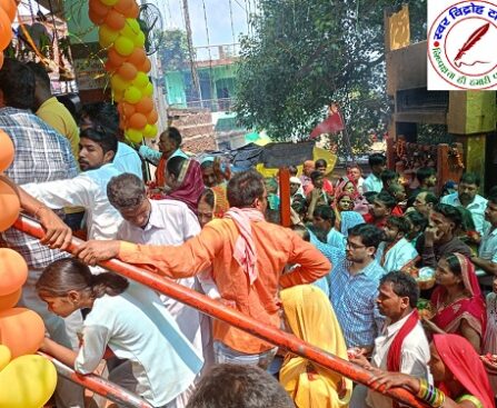 अष्टमी तिथि पर भक्तों ने मां शीतला के दरबार में हाजिरी लगाई ! बिहार से परिवार के साथ आया मां का अनन्य भक्त ने मां को गदहा चढ़ा कर मन्नत पूरा किया ! गुलाब, गेंदा, बेला, चमेली के फूलों से मां का किया गया था भव्य श्रृंगार !