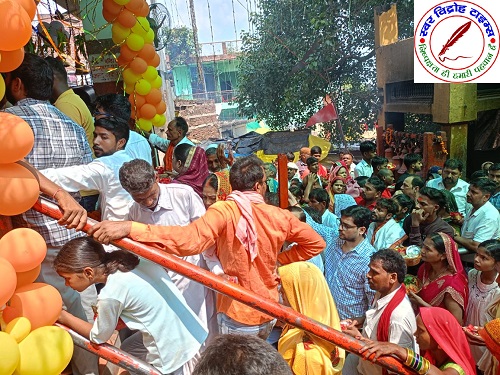 अष्टमी तिथि पर भक्तों ने मां शीतला के दरबार में हाजिरी लगाई ! बिहार से परिवार के साथ आया मां का अनन्य भक्त ने मां को गदहा चढ़ा कर मन्नत पूरा किया ! गुलाब, गेंदा, बेला, चमेली के फूलों से मां का किया गया था भव्य श्रृंगार !