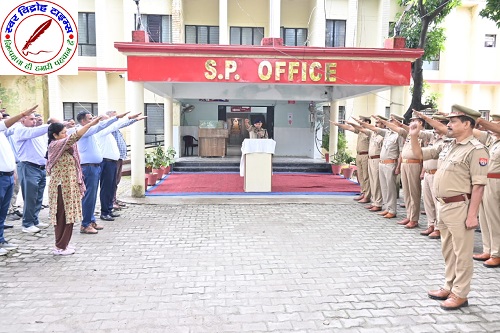 राष्ट्रीय एकता दिवस पर SP श्री सोमेंद्र मीना के नेतृत्व में SP कार्यालय पर समस्त पुलिस बल ने ली एकता की शपथ !