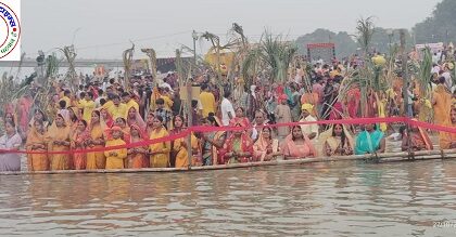 छठ व्रती महिलाओं ने अस्ताचलगामी सूर्य को अर्क देकर सुख शांति समृद्धि कि, की कामना ! दंडवत करते हुए व्रती महिलाओं ने पहुंची गंगा घाट ! कंधे पर दौरी और ईख कि गाठी लिए परिजन साथ में चलते रहे !
