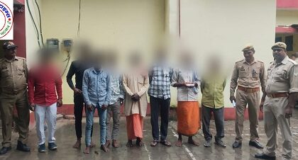 पनियरा थाना क्षेत्रांर्गत बीमारी ठीक करने की बात को लेकर झाड़ फूक करने व महिला को निर्वस्त्र कर पूजा विधि करने तथा वीडियो बनाकर वायरल करने के संबंध में 08 नफर अभियुक्तगण को किया गया गिरफ्तार !