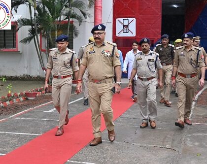 DG जेल, DIG जेल व SP महाराजगंज द्वारा जिला कारागार महाराजगंज का आकस्मिक निरीक्षण किया गया तथा सम्बन्धित को आवश्यक दिशा निर्देश दिये गये !