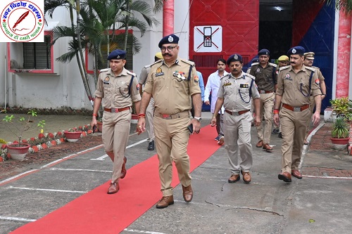 DG जेल, DIG जेल व SP महाराजगंज द्वारा जिला कारागार महाराजगंज का आकस्मिक निरीक्षण किया गया तथा सम्बन्धित को आवश्यक दिशा निर्देश दिये गये !