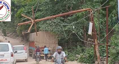 33000 केबी विद्युत पोल पर गिरा चिलबिल का पेड़ ! बड़ा हादसा टला आपूर्ति बाधित ! ठेकेदार कि लापरवाही बड़ा हादसा होने से बचा ! लापरवाही ! सड़क चौड़ीकरण के लिए काटा जा रहा था पेड़ !