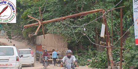 33000 केबी विद्युत पोल पर गिरा चिलबिल का पेड़ ! बड़ा हादसा टला आपूर्ति बाधित ! ठेकेदार कि लापरवाही बड़ा हादसा होने से बचा ! लापरवाही ! सड़क चौड़ीकरण के लिए काटा जा रहा था पेड़ !