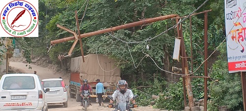 33000 केबी विद्युत पोल पर गिरा चिलबिल का पेड़ ! बड़ा हादसा टला आपूर्ति बाधित ! ठेकेदार कि लापरवाही बड़ा हादसा होने से बचा ! लापरवाही ! सड़क चौड़ीकरण के लिए काटा जा रहा था पेड़ !