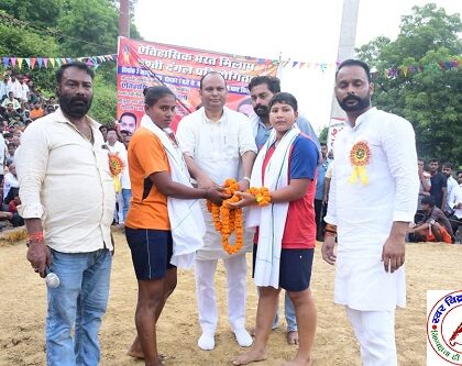 भरत मिलाप पर विशाल दंगल का आयोजन ! हाजीपुर चीनी पहलवान वाराणसी राजातालाब के लक्कड़ पहलवान के बीच 51 हजार की कुश्ती बराबरी पर छुटी !