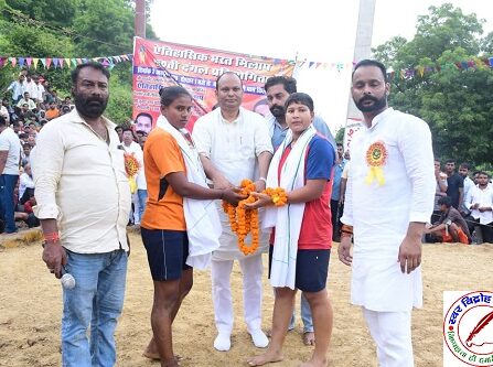 भरत मिलाप पर विशाल दंगल का आयोजन ! हाजीपुर चीनी पहलवान वाराणसी राजातालाब के लक्कड़ पहलवान के बीच 51 हजार की कुश्ती बराबरी पर छुटी !