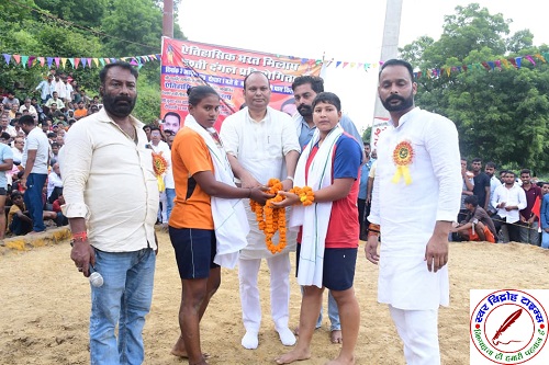 भरत मिलाप पर विशाल दंगल का आयोजन ! हाजीपुर चीनी पहलवान वाराणसी राजातालाब के लक्कड़ पहलवान के बीच 51 हजार की कुश्ती बराबरी पर छुटी !