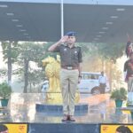 "साप्ताहिक परेड का आयोजन !" पुलिस अधीक्षक ने ली परेड की सलामी ! पुलिसकर्मियों को शारीरिक फिटनेस और मधुर व्यवहार के दिए निर्देश ! रिक्रूटों के प्रशिक्षण / समस्याओं से हुए रूबरू, पुलिस लाइन का किया निरीक्षण !