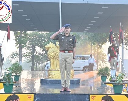 "साप्ताहिक परेड का आयोजन !" पुलिस अधीक्षक ने ली परेड की सलामी ! पुलिसकर्मियों को शारीरिक फिटनेस और मधुर व्यवहार के दिए निर्देश ! रिक्रूटों के प्रशिक्षण / समस्याओं से हुए रूबरू, पुलिस लाइन का किया निरीक्षण !
