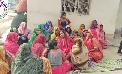 शव दरवाजे पर आर्थिक मुआवजे के लिए अड़े परिजन ! चुनार के चेराकपुरा स्थित मृतक के घर पर जुटी भीड़ !