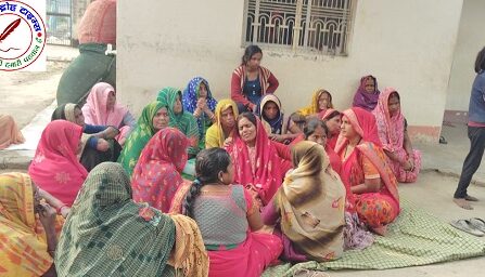 शव दरवाजे पर आर्थिक मुआवजे के लिए अड़े परिजन ! चुनार के चेराकपुरा स्थित मृतक के घर पर जुटी भीड़ !