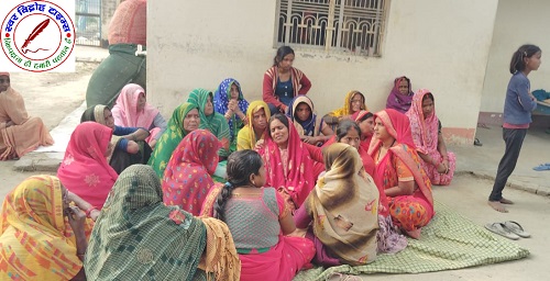 शव दरवाजे पर आर्थिक मुआवजे के लिए अड़े परिजन ! चुनार के चेराकपुरा स्थित मृतक के घर पर जुटी भीड़ !