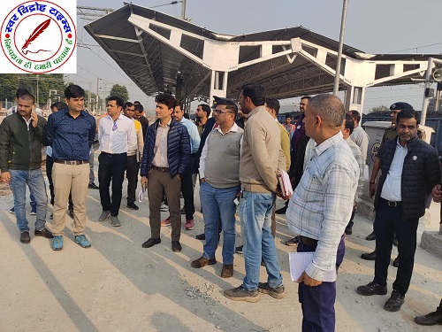 DRM ने किया चुनार रेलवे स्टेशन का निरीक्षण ! स्टेशन के मध्य में नए एफओबी के प्रस्ताव का किया अवलोकन ! प्लेटफार्म नंबर एक, दो, तीन, चार, पांच को जोड़ने के लिए स्टेशन के मध्य में नए एफओबी का होगा निर्माण !