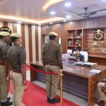 SP महाराजगंज ने पुलिस कार्यालय में बीट आरक्षियों की बीट पुस्तिका की चेक !