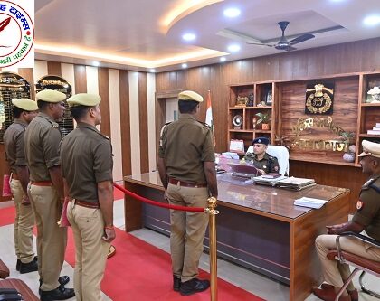 SP महाराजगंज ने पुलिस कार्यालय में बीट आरक्षियों की बीट पुस्तिका की चेक !