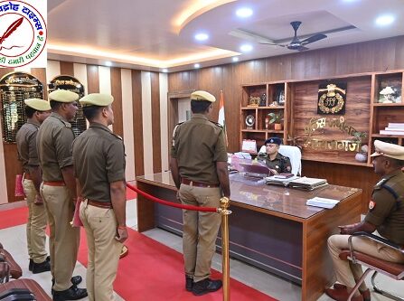 SP महाराजगंज ने पुलिस कार्यालय में बीट आरक्षियों की बीट पुस्तिका की चेक !