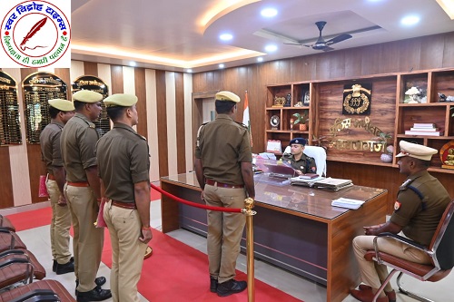 SP महाराजगंज ने पुलिस कार्यालय में बीट आरक्षियों की बीट पुस्तिका की चेक !