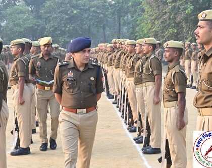 महाराजगंज साप्ताहिक परेड का आयोजन ! पुलिस अधीक्षक ने ली परेड की सलामी ! पुलिसकर्मियों को शारीरिक फिटनेस और मधुर व्यवहार के दिए निर्देश ! रिक्रूटों के प्रशिक्षण / समस्याओं से हुए रूबरू, पुलिस लाइन का किया निरीक्षण !