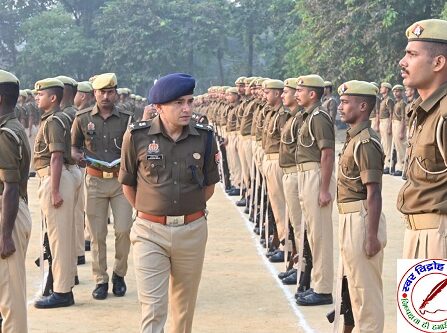 महाराजगंज साप्ताहिक परेड का आयोजन ! पुलिस अधीक्षक ने ली परेड की सलामी ! पुलिसकर्मियों को शारीरिक फिटनेस और मधुर व्यवहार के दिए निर्देश ! रिक्रूटों के प्रशिक्षण / समस्याओं से हुए रूबरू, पुलिस लाइन का किया निरीक्षण !