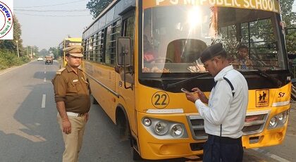 105 वर्ष के बुजुर्ग खटिया पर वोट डालने आए बूथ !