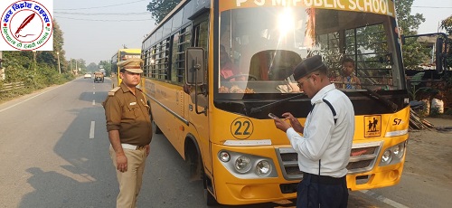 105 वर्ष के बुजुर्ग खटिया पर वोट डालने आए बूथ !