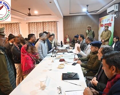 सम्पूर्ण समाधान दिवस के अवसर पर तहसील फरेंदा में DM व SP महाराजगंज द्वारा संयुक्त रुप से सुनी गयी जनता की शिकायत !