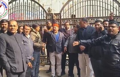 कैंम्पियरगंज तहसील में तहसीलदार मुर्दाबाद के लगे नारे !