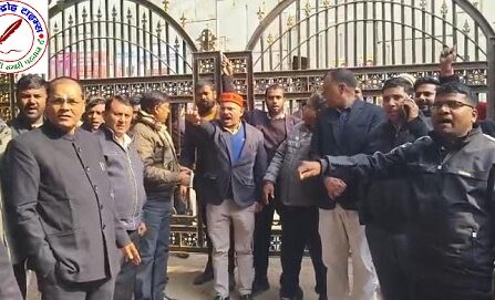 कैंम्पियरगंज तहसील में तहसीलदार मुर्दाबाद के लगे नारे !