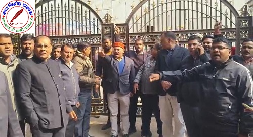 कैंम्पियरगंज तहसील में तहसीलदार मुर्दाबाद के लगे नारे !