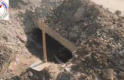 एक तरफ सड़क निर्माण कार्य, दूसरी तरफ जल मिशन योजना के तहत सड़क की खुदाई !