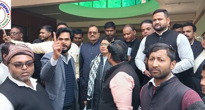 थाना फरेंदा में तैनात प्रभारी निरीक्षक पर एक महिला अधिवक्ता के साथ अभद्र भाषा एवं धमकी भरे व्यवहार का गंभीर आरोप !