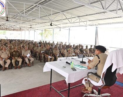 उत्तर प्रदेश उप निरीक्षक भर्ती परीक्षा को सकुशल संपन्न कराने हेतु SP द्वारा रिजर्व पुलिस लाइन में ब्रीफिंग !