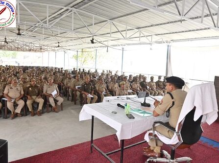 उत्तर प्रदेश उप निरीक्षक भर्ती परीक्षा को सकुशल संपन्न कराने हेतु SP द्वारा रिजर्व पुलिस लाइन में ब्रीफिंग !