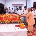 मारकंडेय यादव को सीएम योगी ने दी भावभीनी श्रद्धांजलि ! गोरक्षपीठ के अनन्य भक्त थे मारकंडेय यादव, श्रद्धांजलि देने उनके गांव पहुंचे मुख्यमंत्री ! वरिष्ठ समाजसेवी के पार्थिव शरीर पर पुष्प अर्पित किए मुख्यमंत्री ने, परिजनों को बंधाया ढांढस !