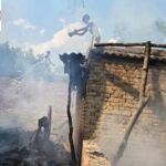चौका में लगी आग, 24 बकरियां व भैंस की मौत ! पूर्व विधायक बजरंग बहादुर सिंह ने पीड़ित परिवारों को दी 5-5 हजार की मदद !