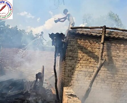 चौका में लगी आग, 24 बकरियां व भैंस की मौत ! पूर्व विधायक बजरंग बहादुर सिंह ने पीड़ित परिवारों को दी 5-5 हजार की मदद !