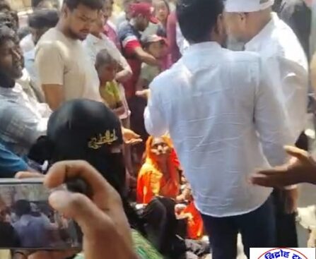 आधार सेवा में अव्यवस्था पर भड़के ग्रामीण, नौतनवा में सड़क जाम कर किया प्रदर्शन !