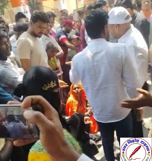 आधार सेवा में अव्यवस्था पर भड़के ग्रामीण, नौतनवा में सड़क जाम कर किया प्रदर्शन !