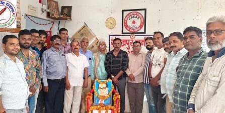 गोरखपुर जर्नलिस्ट एसोसिएशन सभागार में बाबा साहब की 135वीं जयंती मनाई गई !