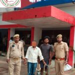 दो शातिर चोरों को तिवारीपुर पुलिस ने गिरफ्तार कर भेजा सलाखों के पीछे ! थाना प्रभारी विकास सिंह ने सक्रियता दिखाते हुए 12 घंटे में चोरों को धरदबोचा !